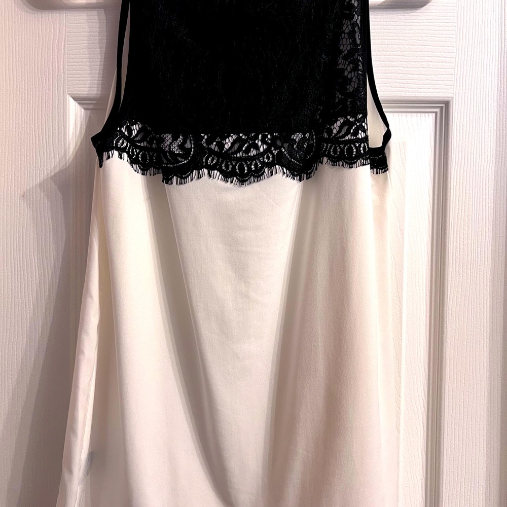 Worthington sleeveless w/ tag, Size S, beautiful design white w/ black lace.